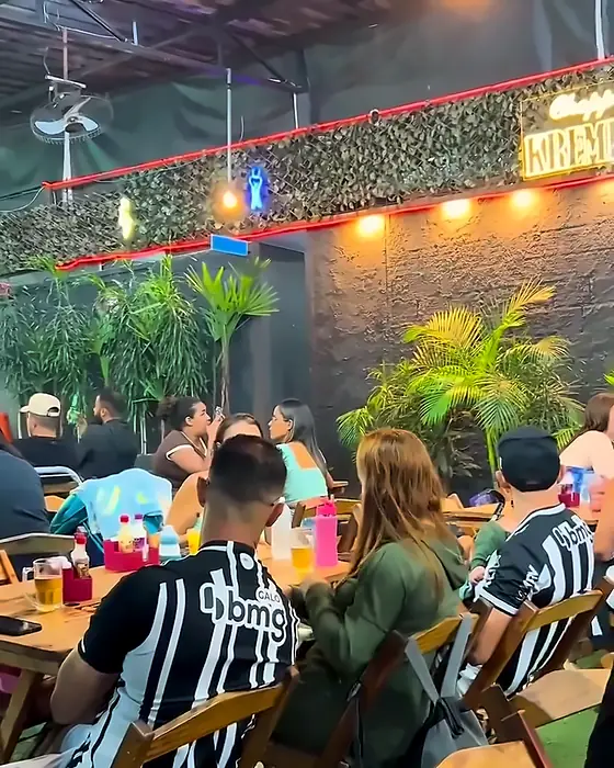 A parede verde: E a torcida em volta da mesa