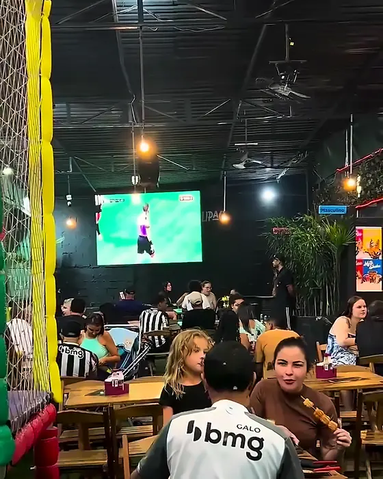 Perto do telão: O telão no fundo do espaço