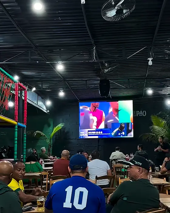 Perto do telão: A mesa de frente pro telão