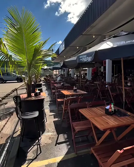 A fachada: Na Rua Tiradentes, perto da MG-010