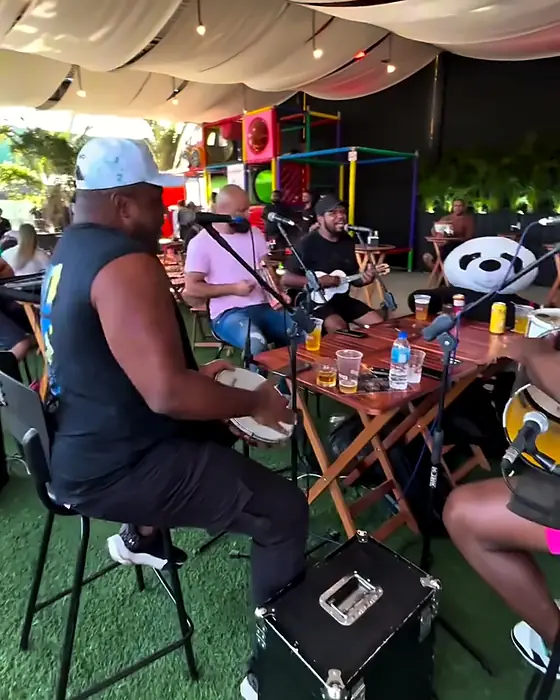 Roda de samba: Repara no panda gigante na mesa